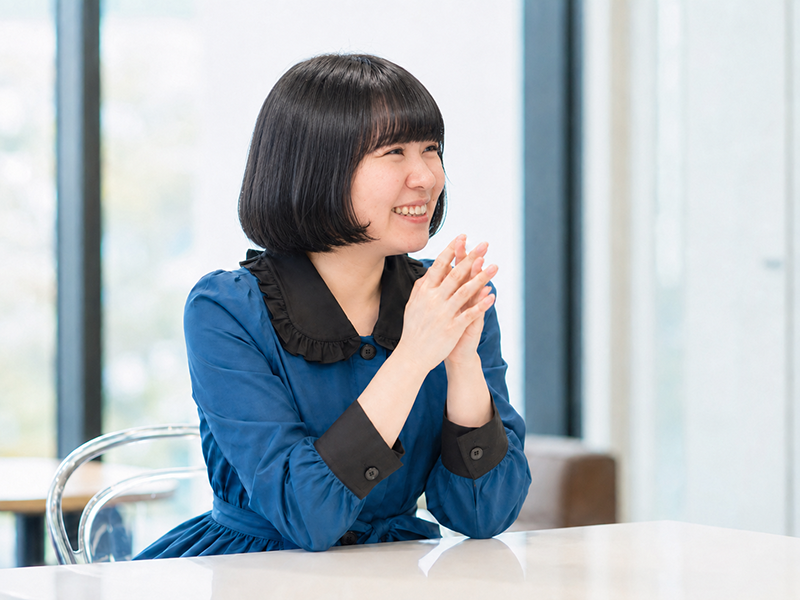 打ち合わせ中に笑顔で話すみかんデザイン代表